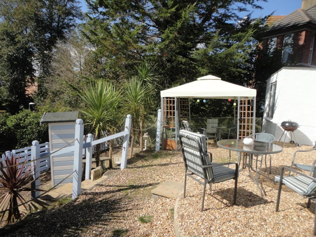 Waves In Bed & Breakfast Bournemouth Exterior photo