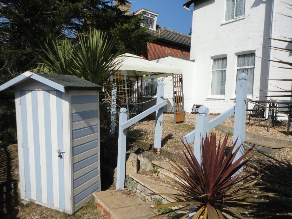 Waves In Bed & Breakfast Bournemouth Exterior photo