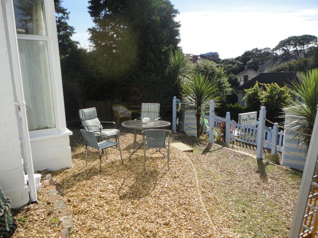 Waves In Bed & Breakfast Bournemouth Exterior photo