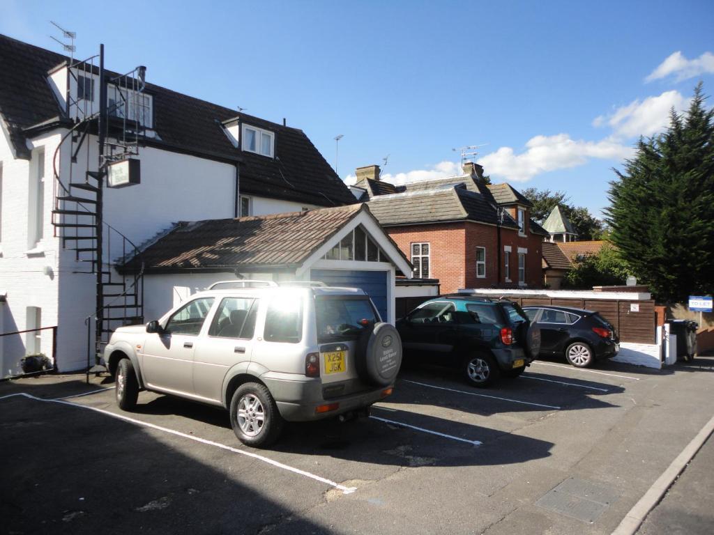 Waves In Bed & Breakfast Bournemouth Exterior photo