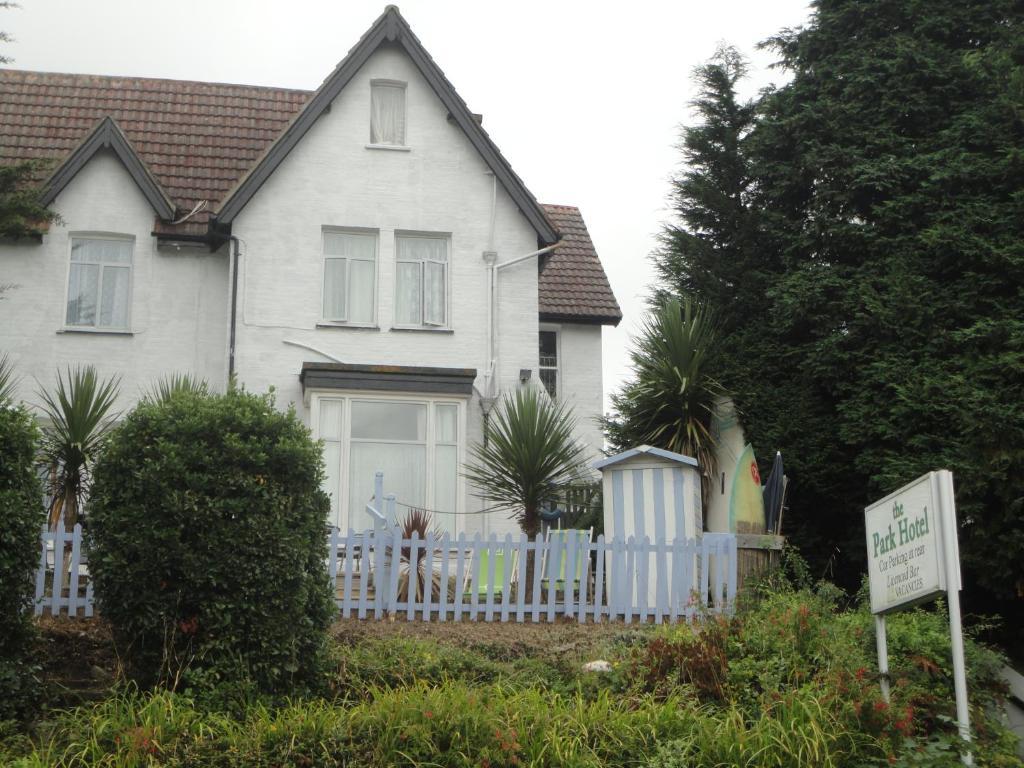 Waves In Bed & Breakfast Bournemouth Exterior photo