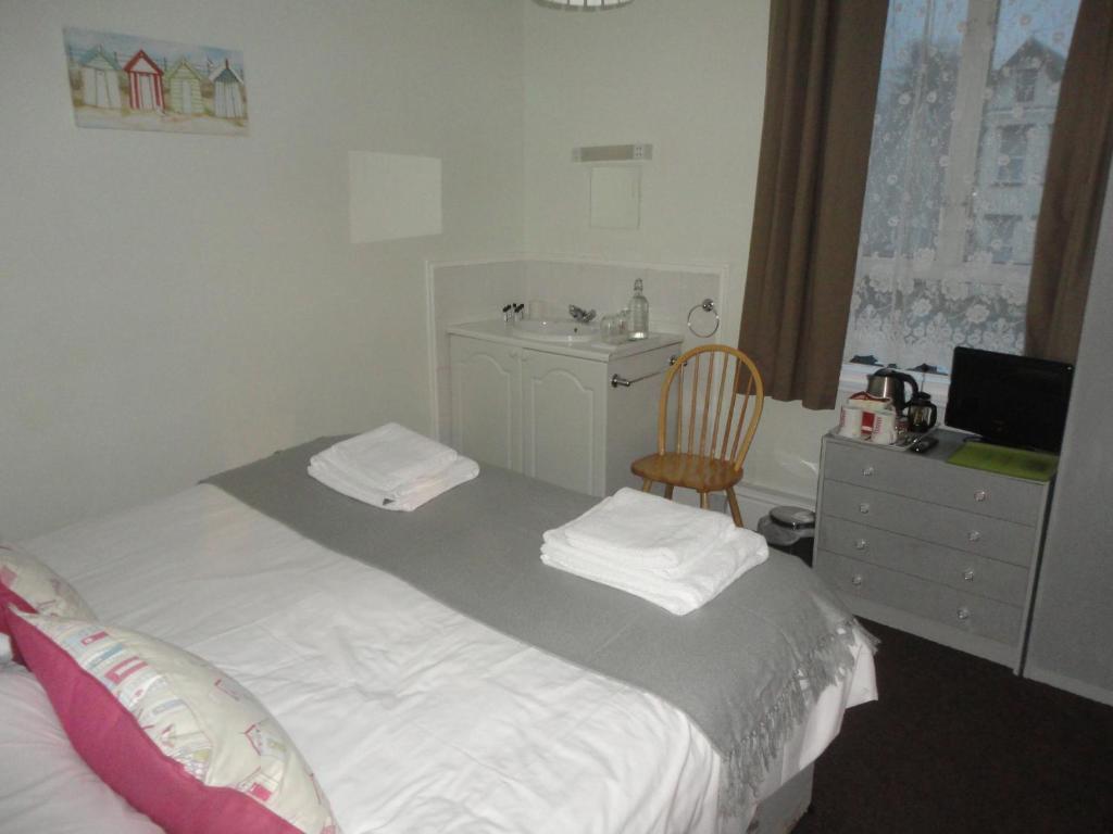 Waves In Bed & Breakfast Bournemouth Exterior photo