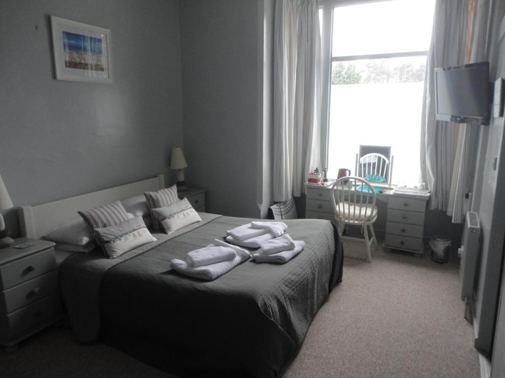 Waves In Bed & Breakfast Bournemouth Exterior photo