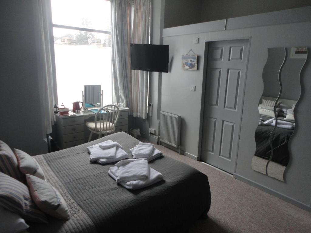Waves In Bed & Breakfast Bournemouth Exterior photo