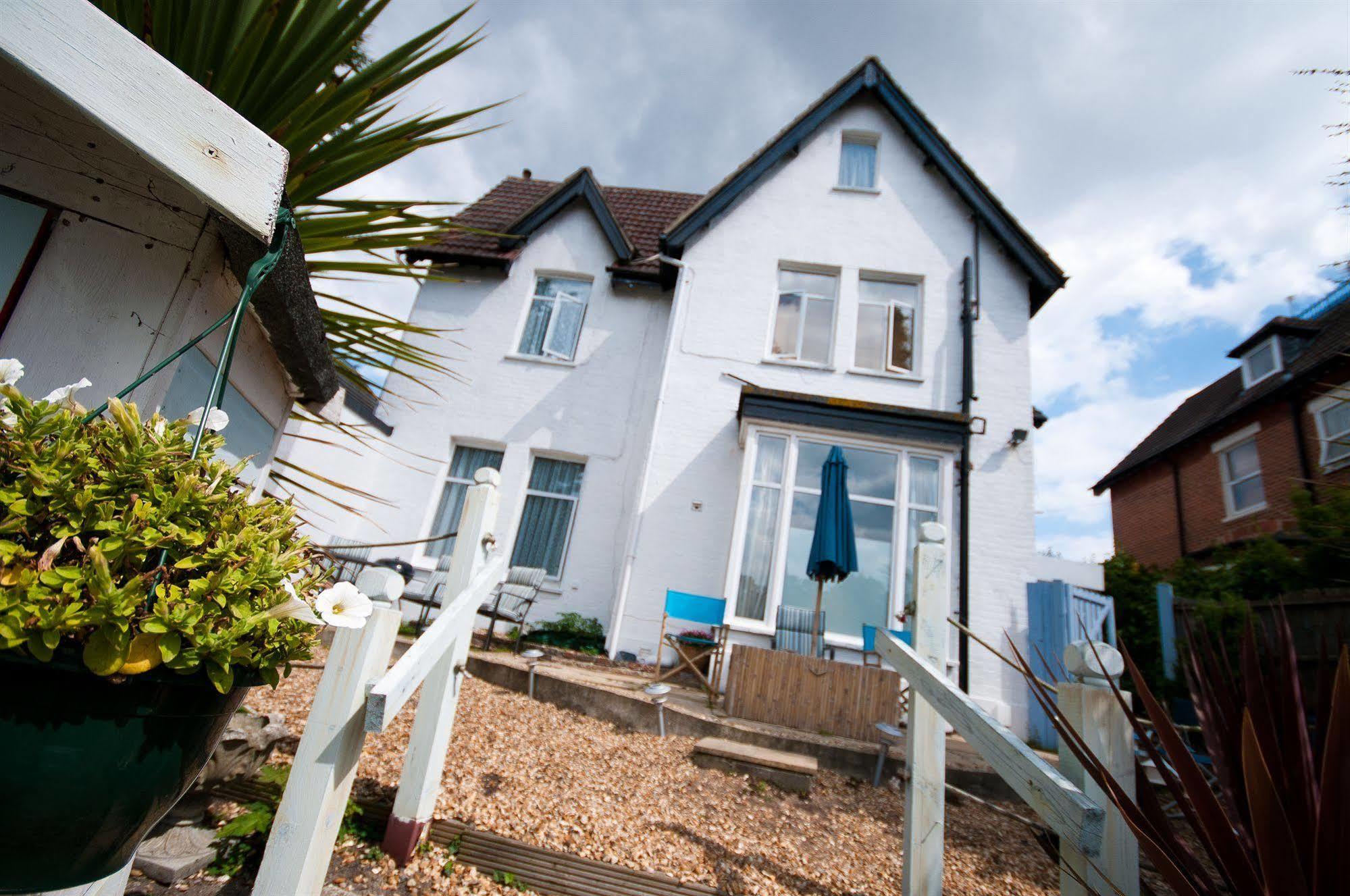 Waves In Bed & Breakfast Bournemouth Exterior photo