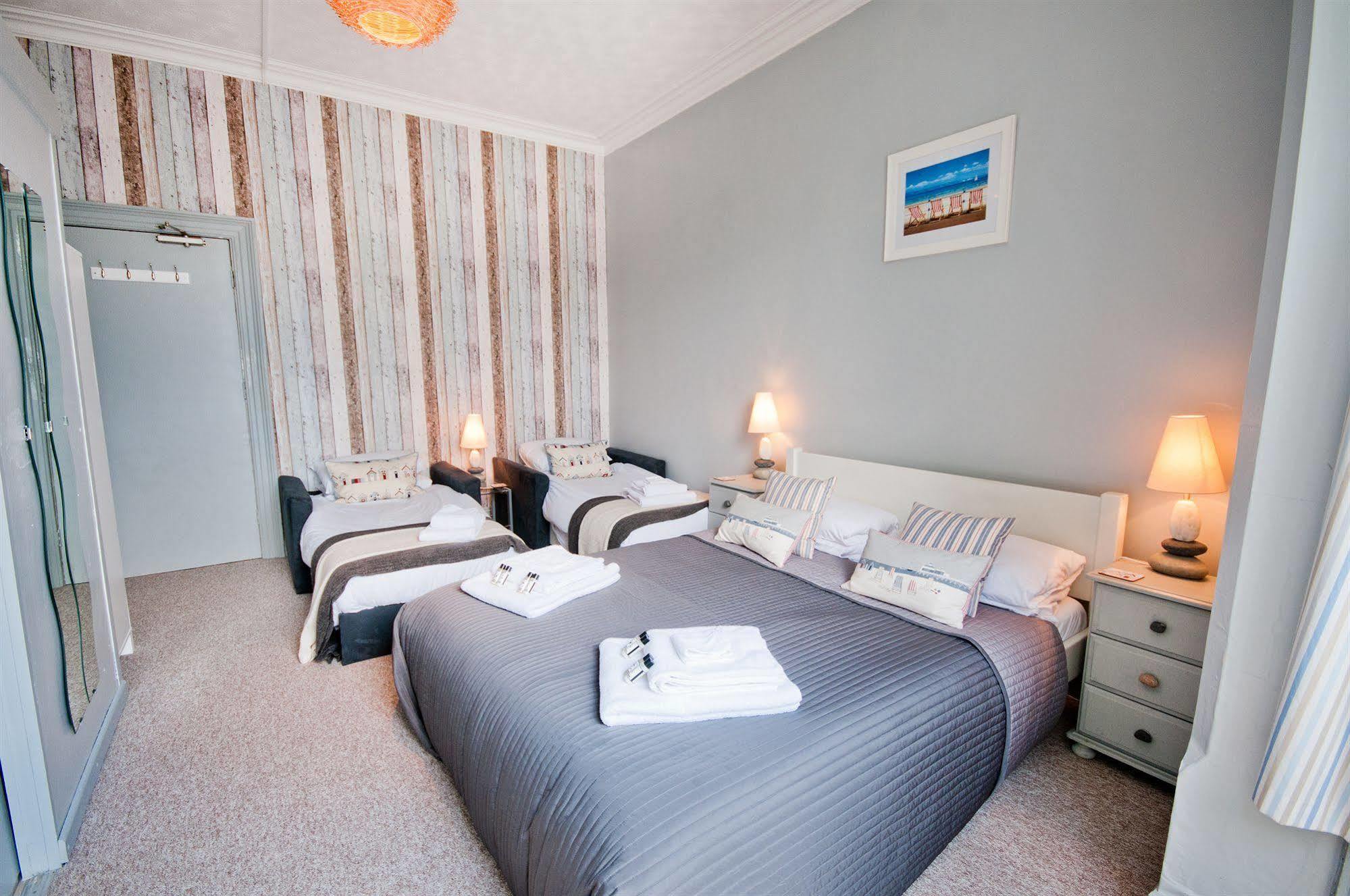 Waves In Bed & Breakfast Bournemouth Exterior photo
